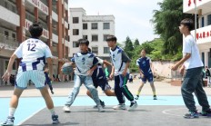 爱游戏:这所乡村小学，10年打坏1000多个篮球——中小学“以体育人”成效观察之二