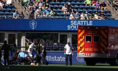 爱游戏APP下载:Sounders GK Stefan Frei在救护车上与机组人员对抗